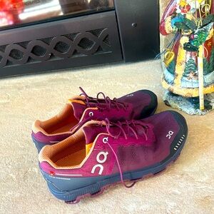 On Cloud women’s 10.5